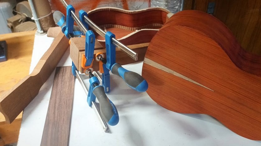 Ukulélé Talon en plein collage sous serre joints